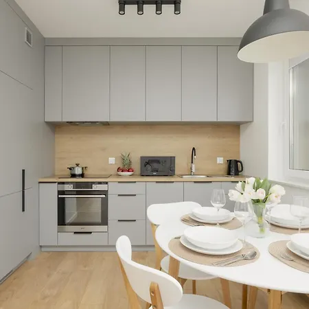 Bright Pastel With Desk For Remote Work, Balcony And Parking By Renters Apartmán Gdaňsk