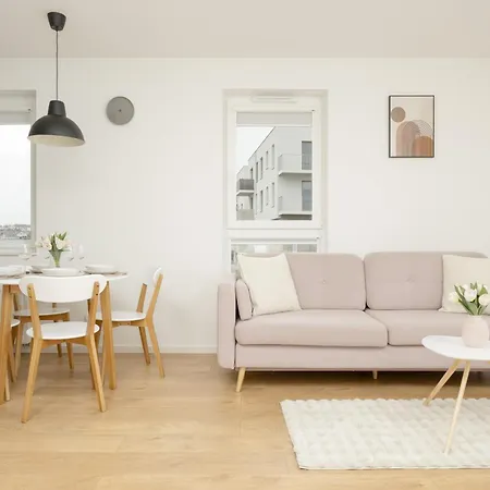 Bright Pastel With Desk For Remote Work, Balcony And Parking By Renters Διαμέρισμα Γκντανσκ