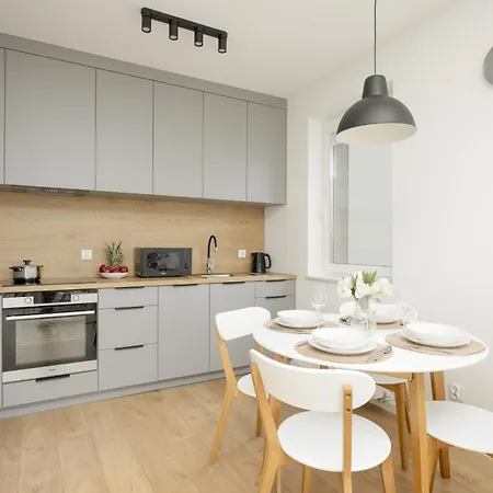 Bright Pastel With Desk For Remote Work, Balcony And Parking By Renters Apartmán